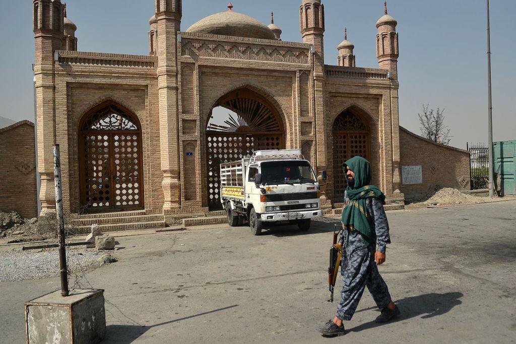 Un talibán pasa frente a una mezquita ubicada en la ciudad de Kabul