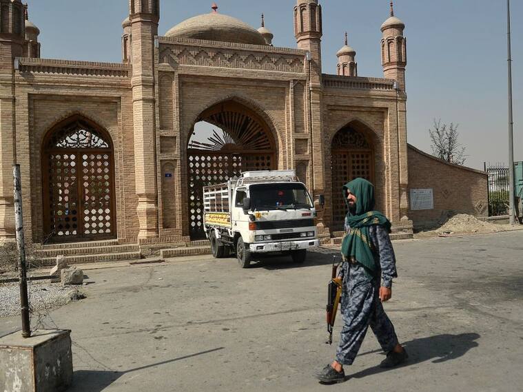 Un talibán pasa frente a una mezquita ubicada en la ciudad de Kabul