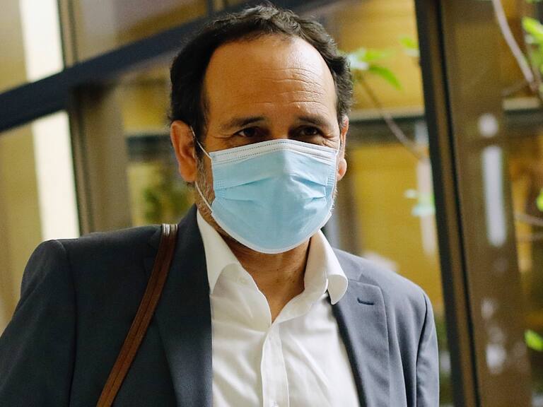Senador Daniel Núñez alerta a Gobierno que si comienza a alterar su programa el PC tomará «sus cositas y se irá a la otra vereda»