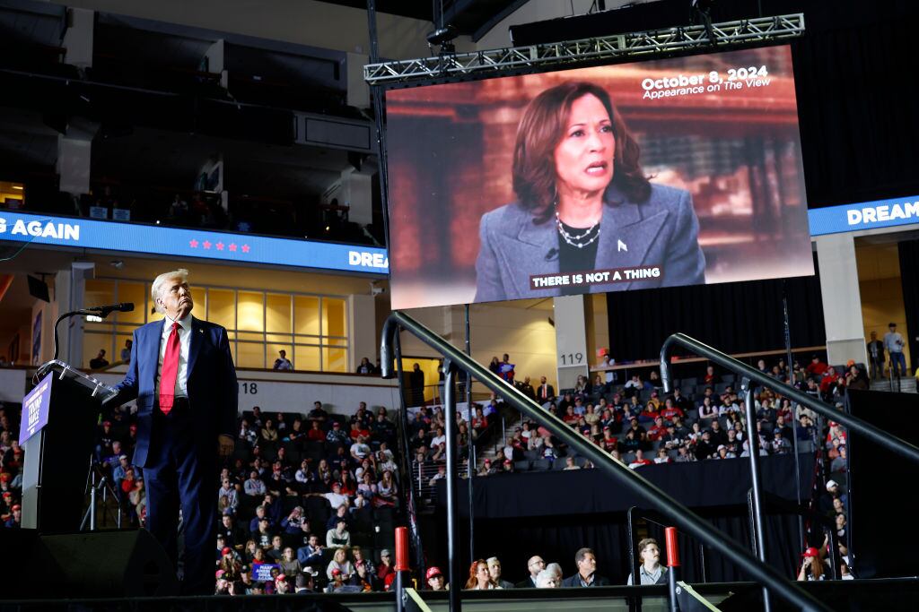 En Pensilvania el republicano Donald Trump en un acto de campaña observa un video de la demócrata Kamala Harris