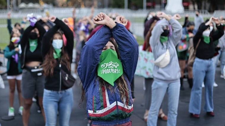 7 de marzo 2022/SantiagoPañuelazo feminista Adiós al criminal”, performance “Un violador en tu camino”.
FOTO KARIN POZO /AGENCIAUNO