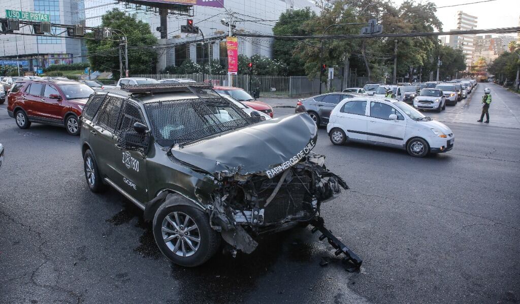Camioneta del GOPE protagoniza accidente en Providencia
