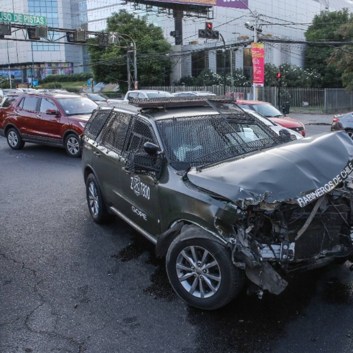 Camioneta del GOPE de Carabineros protagoniza accidente de tránsito en Providencia: cruzó con luz roja mientras se dirigía a un procedimiento