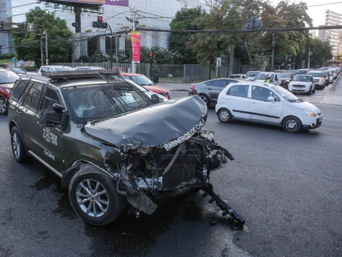 Camioneta del GOPE de Carabineros protagoniza accidente de tránsito en Providencia: cruzó con luz roja mientras se dirigía a un procedimiento