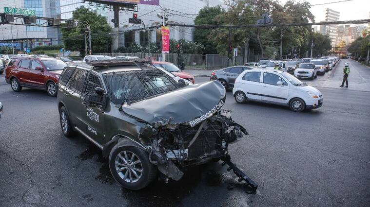 Camioneta del GOPE protagoniza accidente en Providencia