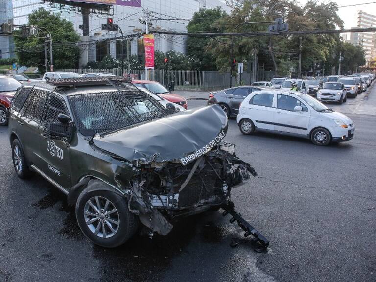 Camioneta del GOPE protagoniza accidente en Providencia