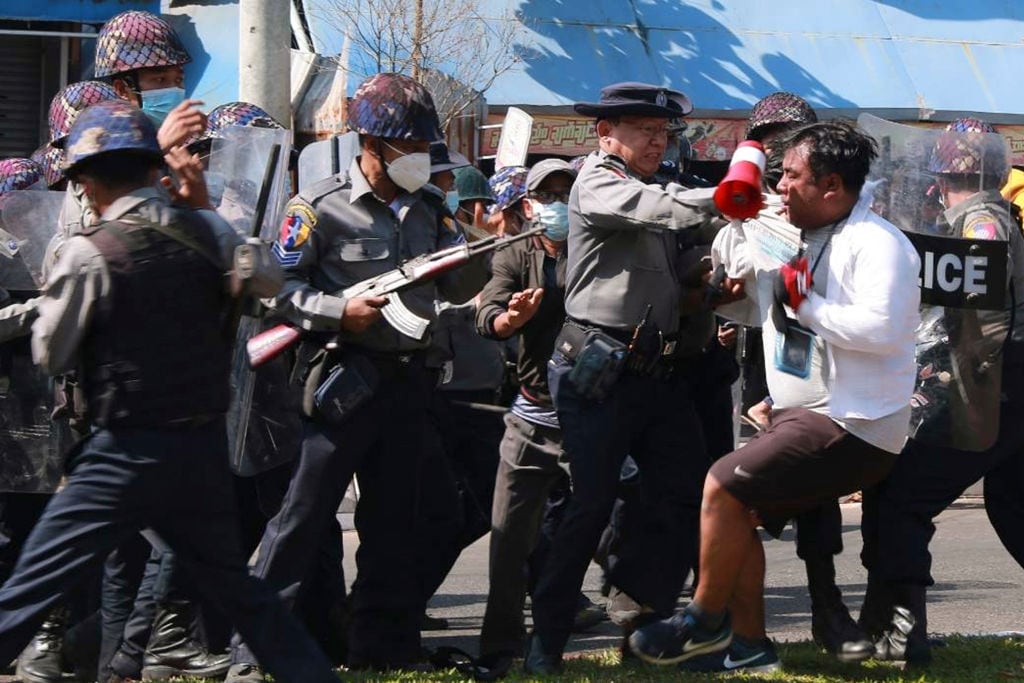 La policía reprime a ciudadanos que protestan contra la dictadura en Mawlamyine