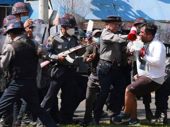 La policía reprime a ciudadanos que protestan contra la dictadura en Mawlamyine