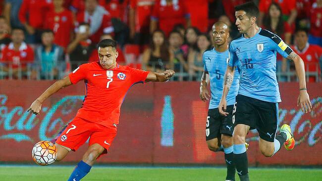 SANTIAGO, CHILE - NOVEMBER 15: Alexis Sanchez of Chile shoots to score the second goal of his team during a match between Chile and Uruguay as part of FIFA 2018 World Cup Qualifiers at Nacional Julio Martinez Pradanos Stadium on November 15, 2016, in Santiago, Chile.(Photo by Esteban Garay/LatinContent via Getty Images)
