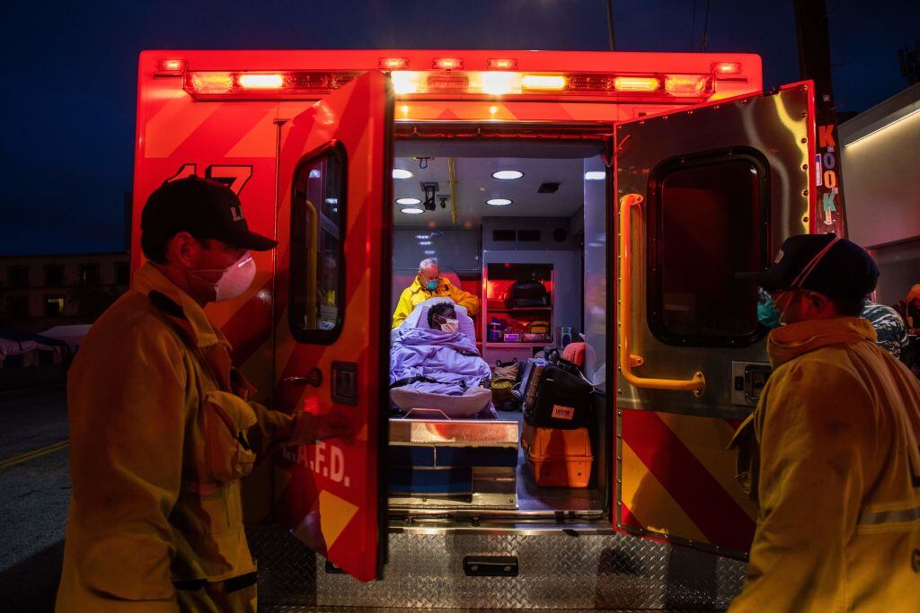 Ambulancia traslada a paciente del Covid-19 en el condado de Los Angeles