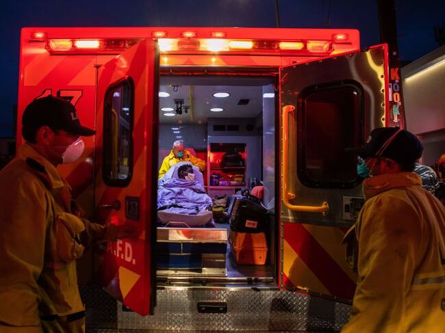 Ambulancia traslada a paciente del Covid-19 en el condado de Los Angeles
