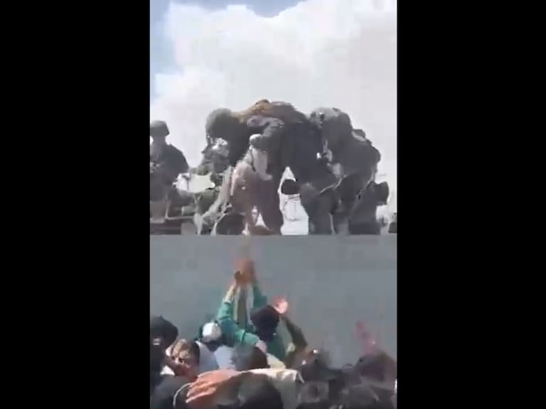 Afganistán: bebé fue entregado por encima de un muro a soldados