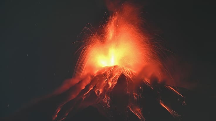 Guatemala declara alerta anaranjada por volcán Fuego: está en fase de “erupción masiva”