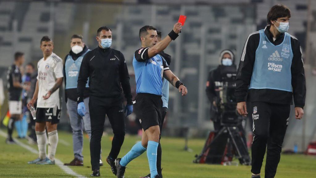 8 de Mayo del 2021/SANTIAGOEl Arbitro del Partido Fernando Véjar ,durante la ultima semana ,durante el partido valido por la séptima fecha del Campeonato Nacional AFP PlanVital 2021, entre Colo Colo vs Palestino, disputado en el Estadio Monumental.
FOTO:FRANCISCO LONGA/AGENCIAUNO