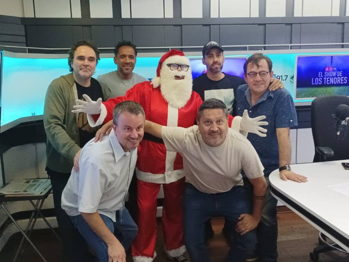 “Santa Cool” llegó con “regalos”: revisa la hilarante visita que tuvieron Los Tenores antes de Navidad