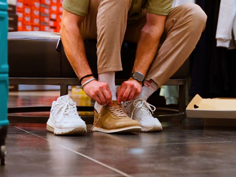 Luego de éxito total en ventas: tienda de zapatillas anuncia nueva fecha de remate de sus productos