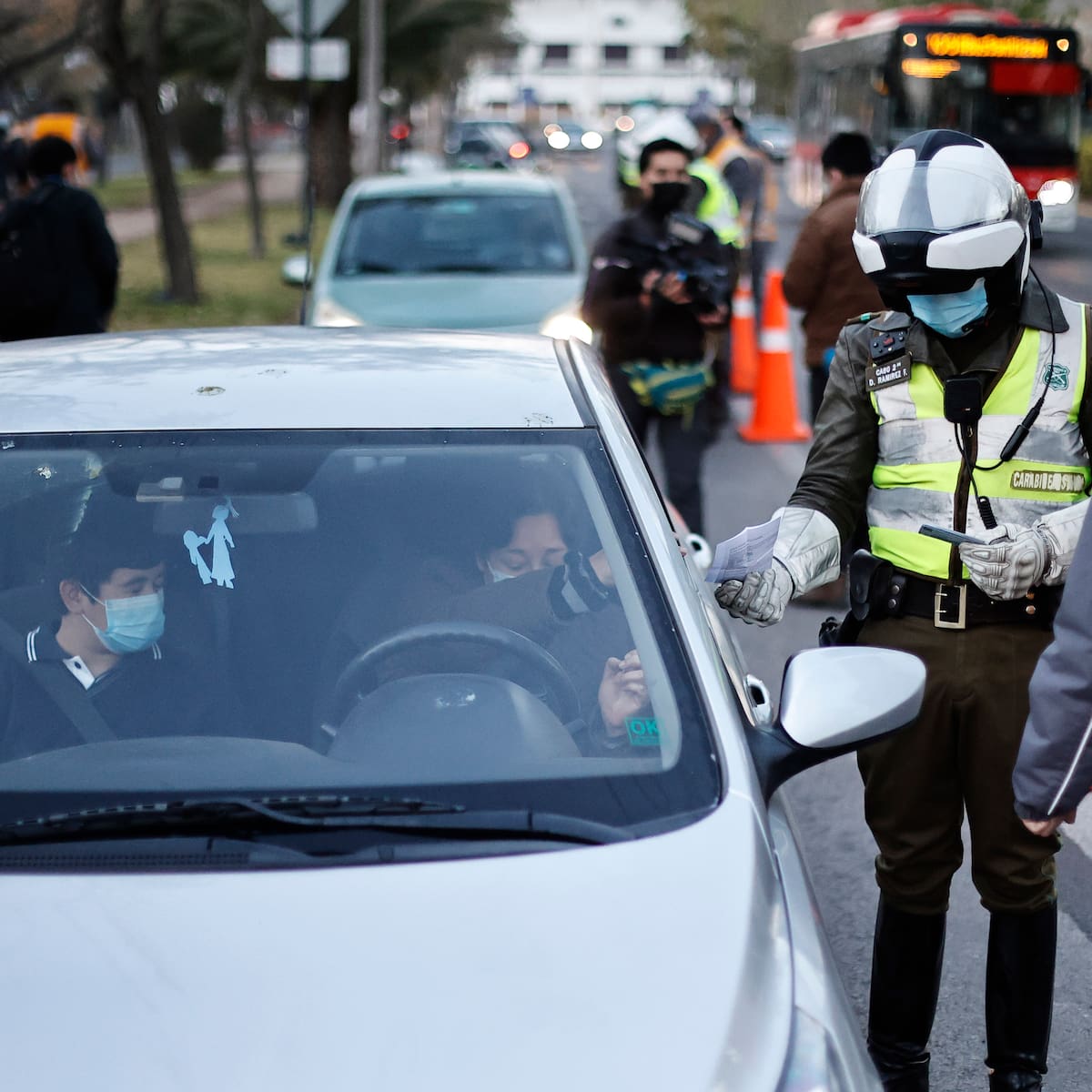 Restricción vehicular en Chile 2026: qué vehículos no pueden circular hoy lunes 4 de mayo en Santiago