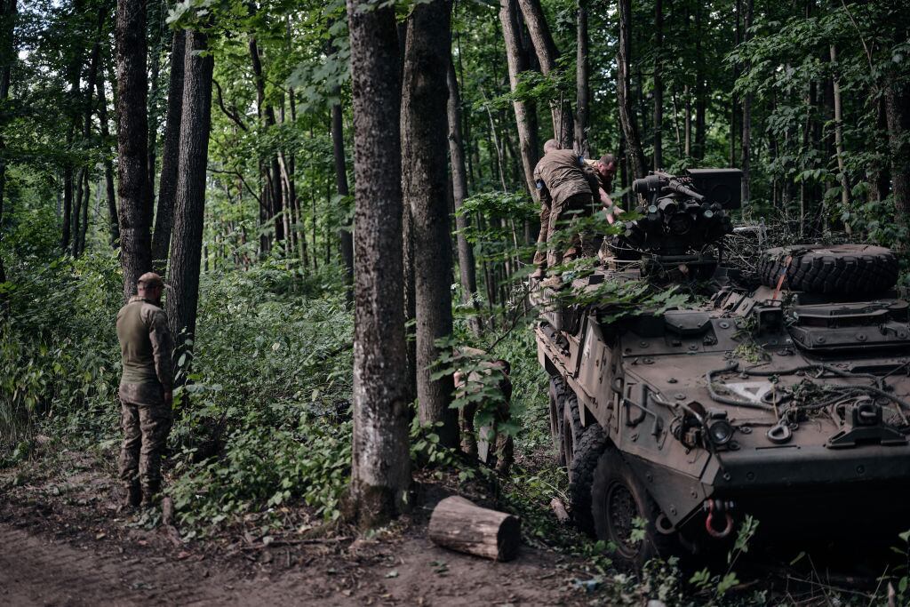 Soldados de Ucrania junto a un blindado estadounidense protegen la retaguardia de los militares que avanzan en la ofensiva en la región de Kursk en Rusia.