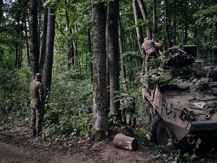 Soldados de Ucrania junto a un blindado estadounidense protegen la retaguardia de los militares que avanzan en la ofensiva en la región de Kursk en Rusia.