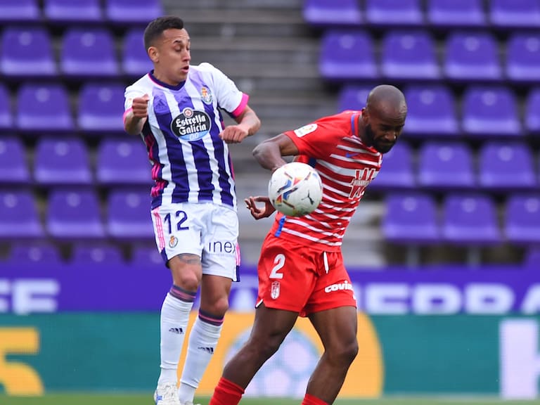 VALLADOLID, SPAIN - APRIL 11: Dimitri Foulquier of Granada CF battles for possession with Aihen Munoz of Real Sociedad during the La Liga Santander match between Real Valladolid CF and Granada CF at Estadio Municipal Jose Zorrilla on April 11, 2021 in Valladolid, Spain. Sporting stadiums around Spain remain under strict restrictions due to the Coronavirus Pandemic as Government social distancing laws prohibit fans inside venues resulting in games being played behind closed doors. (Photo by Denis Doyle/Getty Images)
