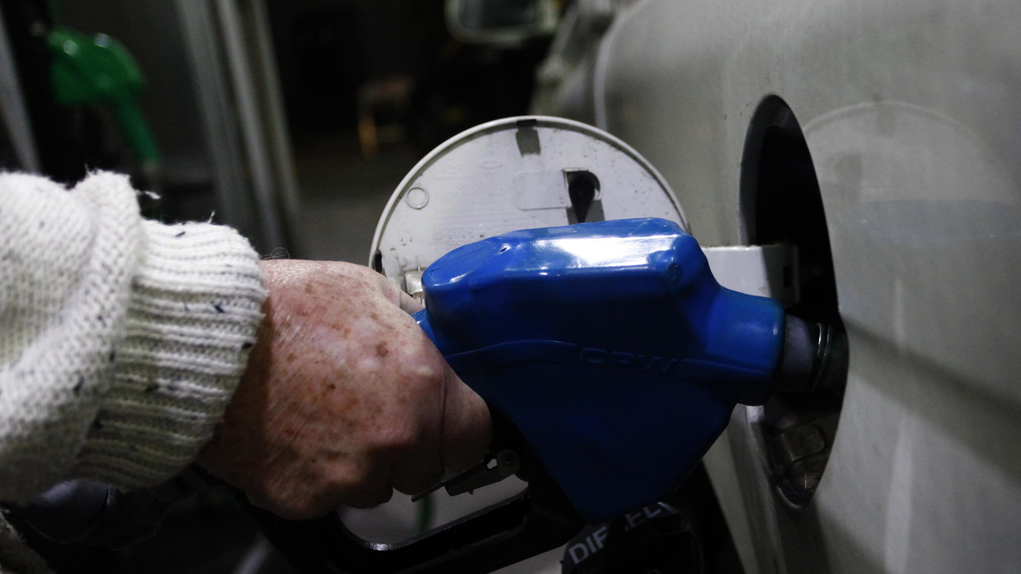 16 de Septiembre de 2020/SANTIAGOFotografías temáticas de Bencinera Copec, donde la Empresa Nacional del Petróleo (ENAP) anuncia después de estar cuatro semanas en alza. El combustible volverá a bajar en todo el país, menos la bencina de 93 octanos
FOTO: MAURICIO MENDEZ/AGENCIAUNO