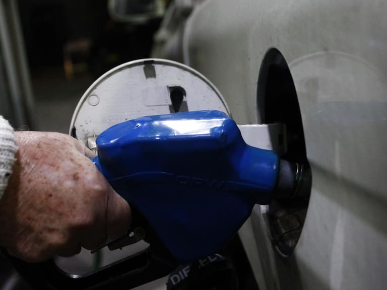 Este jueves volverán a subir las bencinas en el país: gasolinas tendrán un alza de $6,2 por litro