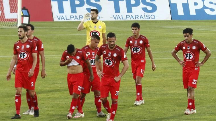 11 DE ABRIL DE 2021/VALPARAISOJugadores de Union La Calera, durante el partido valido por la fecha 3 del Campeonato Nacional AFP PlanVital 2021, entre Santiago Wanderers y Union La Calera, disputado en el Estadio Elias Figueroa Brander.
FOTO: LEONARDO RUBILAR CHANDIA/AGENCIAUNO