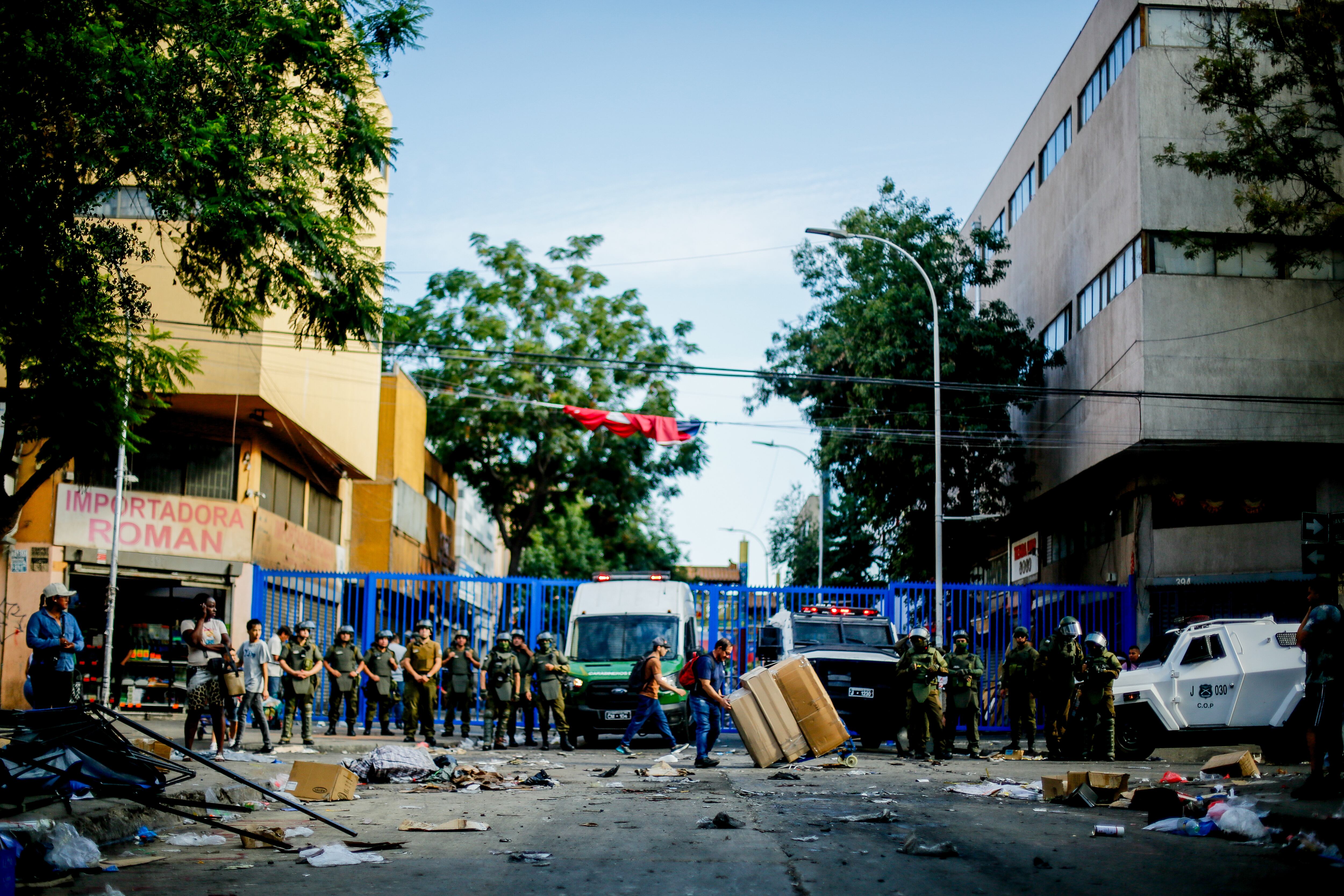 4 de febrero de 2026/SANTIAGOCarabineros resguarda el ingreso a calle San Alfonso, en el barrio Meiggs.
FOTO: HANS SCOTT/AGENCIAUNO