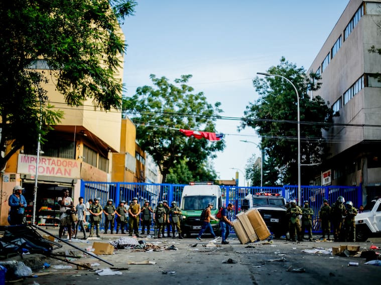 4 de febrero de 2026/SANTIAGOCarabineros resguarda el ingreso a calle San Alfonso, en el barrio Meiggs.
FOTO: HANS SCOTT/AGENCIAUNO