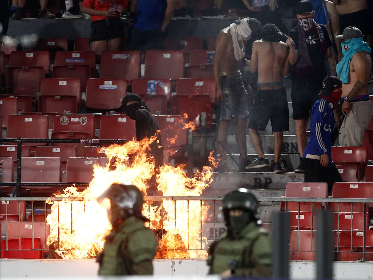 Lo habían avisado: hinchas de la U causan desmanes y provocan la suspensión momentánea del partido ante Audax Italiano