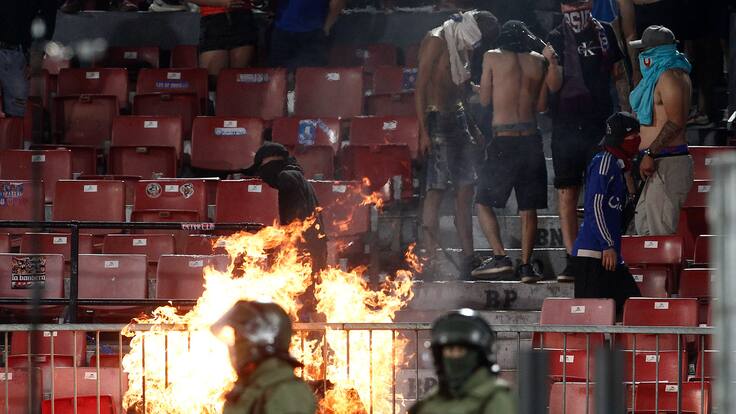 Lo habían avisado: hinchas de la U causan desmanes y provocan la suspensión momentánea del partido ante Audax Italiano