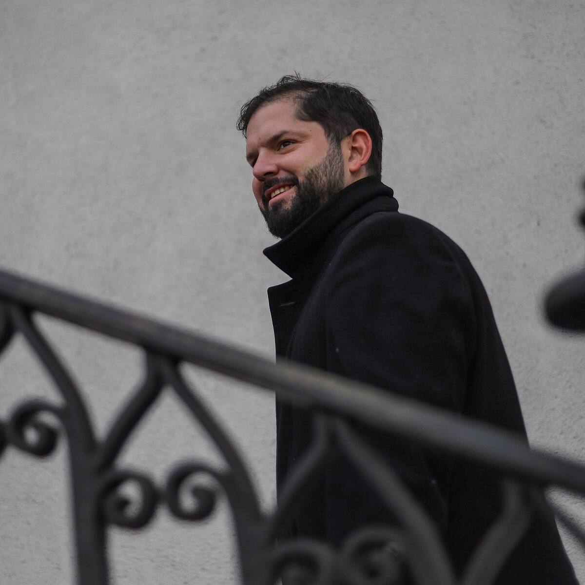 Festejando con los calcetines: Gabriel Boric celebró con todo el triunfo de la UC en el Clásico Universitario