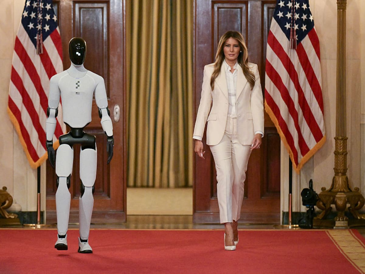 Los robots llegaron a la Casa Blanca: figura humanoide impulsada por IA acompañó a Melania Trump en su llegada a una cumbre