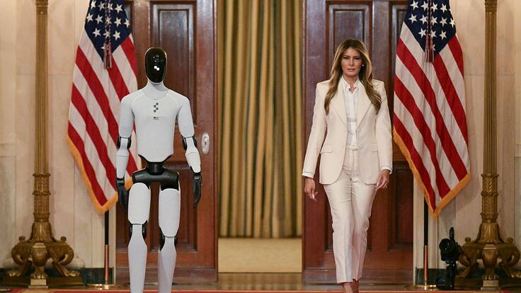 Los robots llegaron a la Casa Blanca: figura humanoide impulsada por IA acompañó a Melania Trump en su llegada a una cumbre