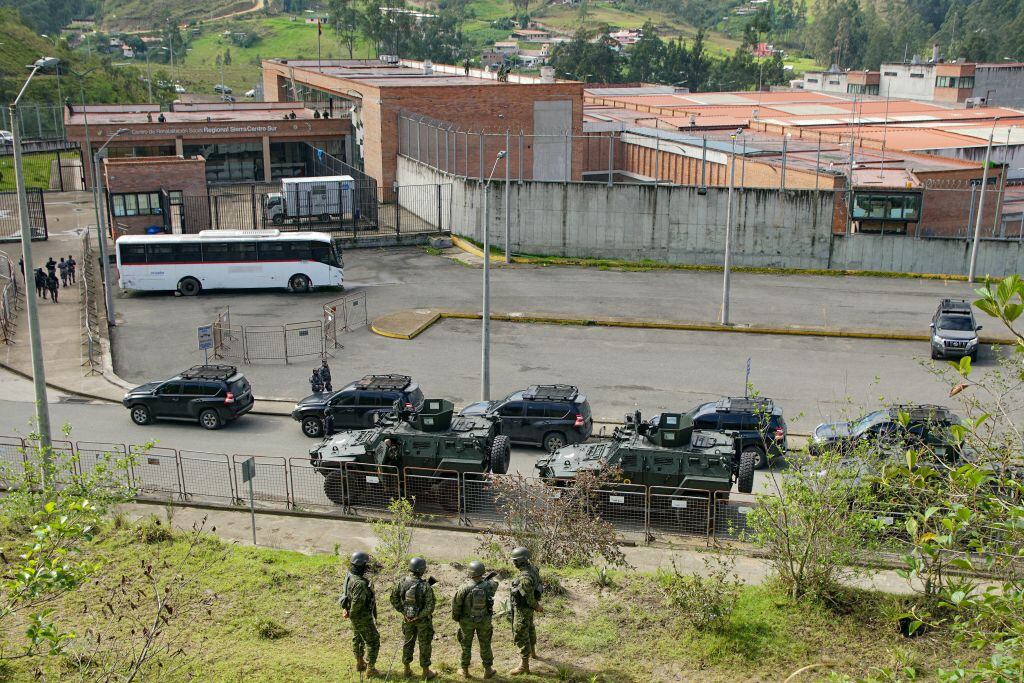 Militares y fuerzas de seguridad de Ecuador resguardan la zona tras retomar el control de la cárcel de Turi en Cuenca.