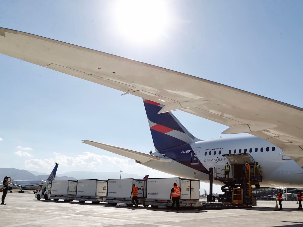 Alerta en Aeropuerto de Santiago: detienen a hombre que intentó introducir maleta con 14 kilos de cocaína en avión