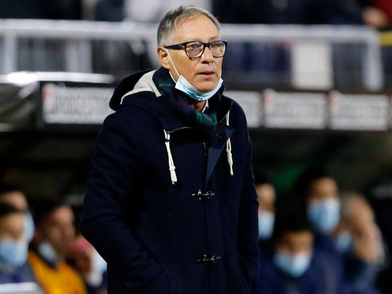 Podría dejar la UC: Ariel Holan tiene una oferta para volver a dirigir en México