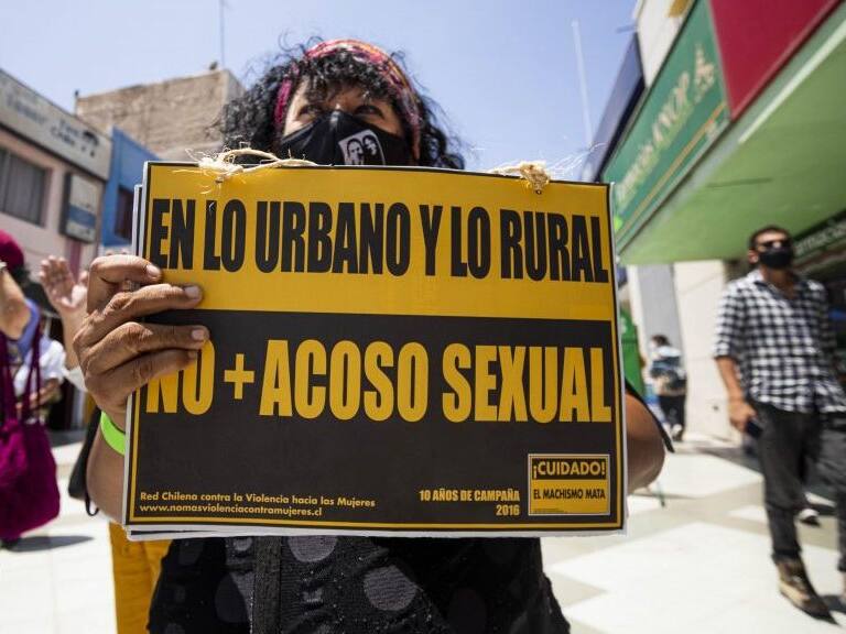 08 MARZO 2020 / ARICAMujer portando cartel con consigna de no mas acoso sexual , durante la marcha feminista 8M en conmemoracion del día internacional de la mujer que se realizo en centro 21 de mayo de la ciudad de Arica
NICOLAS LE-BLANC / AGENCIAUNO