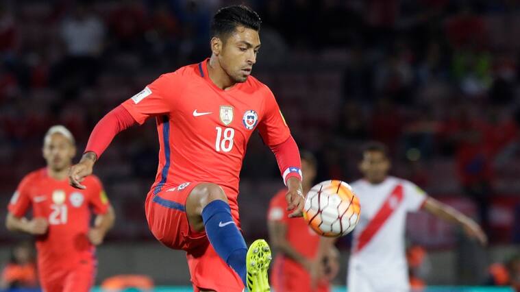 Gonzalo Jara confía en el futuro de La Roja para las clasificatorias: "Hay un abanico de centrales de muy buena calidad"