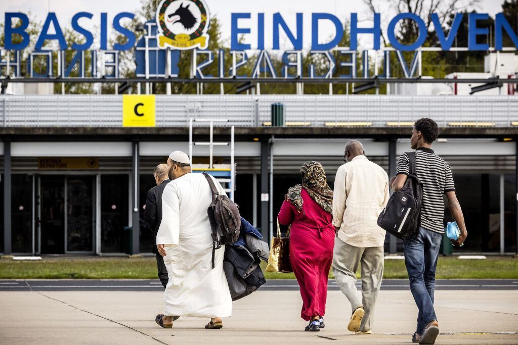 Migrantes de Sudán desembarcan en un aeropuerto de Países Bajos