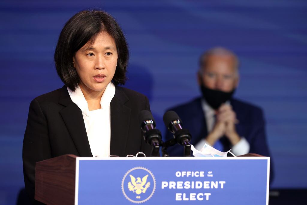 Katherine Tai junto a Joe Biden en la Casa Blanca