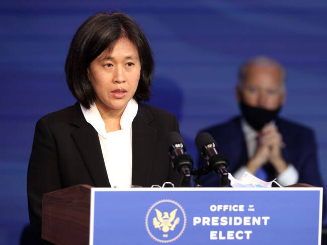 Katherine Tai junto a Joe Biden en la Casa Blanca