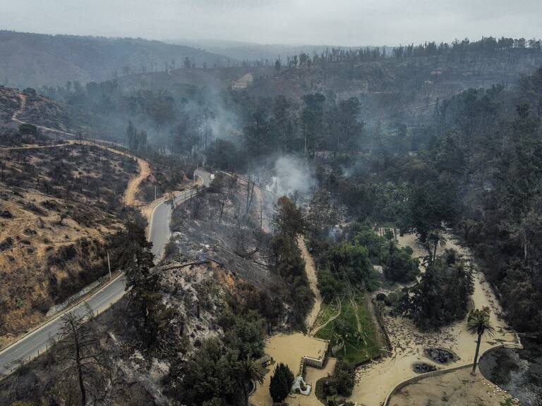 Tras incendios forestales: realizan homenaje a trabajadora fallecida en Jardín Botánico junto a sus familiares