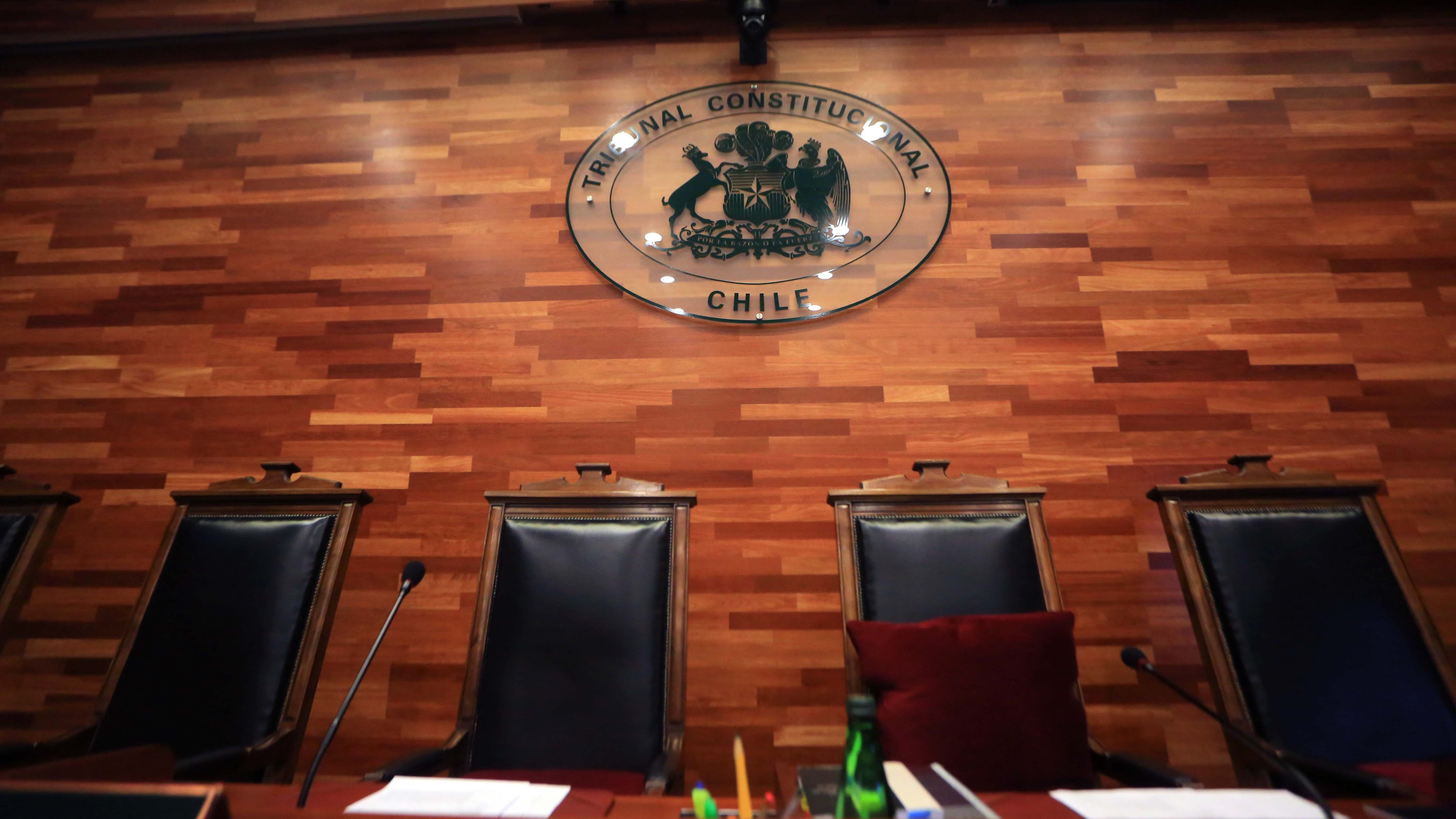 18 de Diciembre 2019/ SANTIAGO
El Tribunal Constitucional revisa requerimientos de inaplicabilidad por inconstitucionalidad respecto de dos causas referidas a solicitud de devolución de fondos previsionales presentados por la Segunda Sala de la Corte de Apelaciones de Antofagasta y la Primera Sala de la Corte de Apelaciones de Punta Arenas, donde el TC verá ambas causas de manera conjunta, en los casos que llevan adelante la profesora de Antofagasta, María Angélica Ojeda y la trabajadora de la Salud de Punta Arenas, Beatriz Valenzuela, quienes han recurrido a la justicia para que las AFP les devuelvan sus fondos.
FOTO: Jose Francisco Zuñiga /AGENCIAUNO