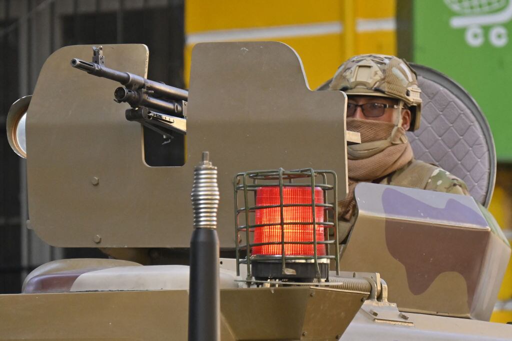 Militares y vehículos se posicionan frente a la sede del gobierno de Bolivia.