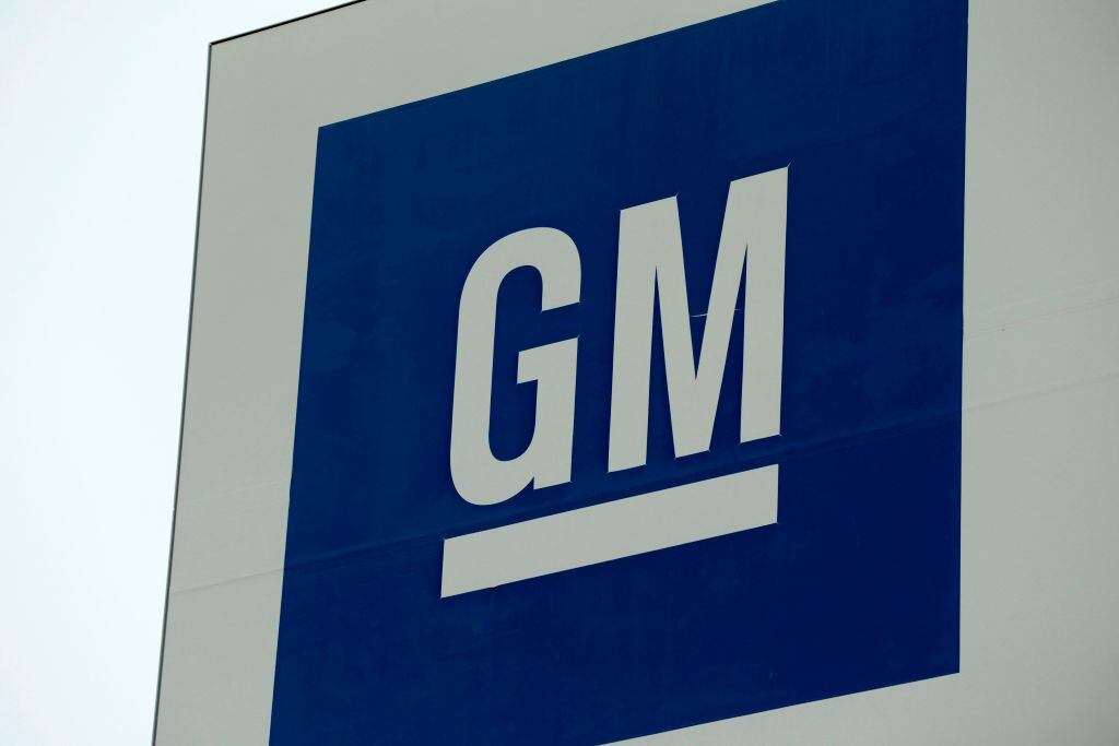El logo de una sede de la empresa estadounidense General Motors