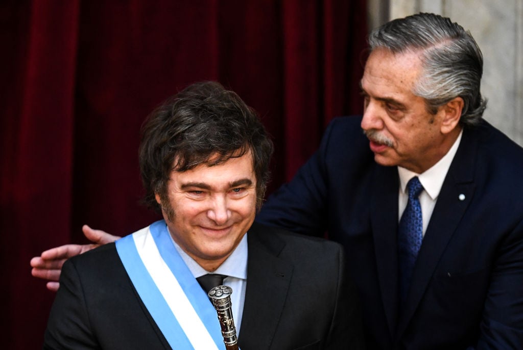 Alberto Fernández le entrega la banda presidencial a Javier Milei en Buenos Aires, en la ceremonia de cambio de mando en Argentina.