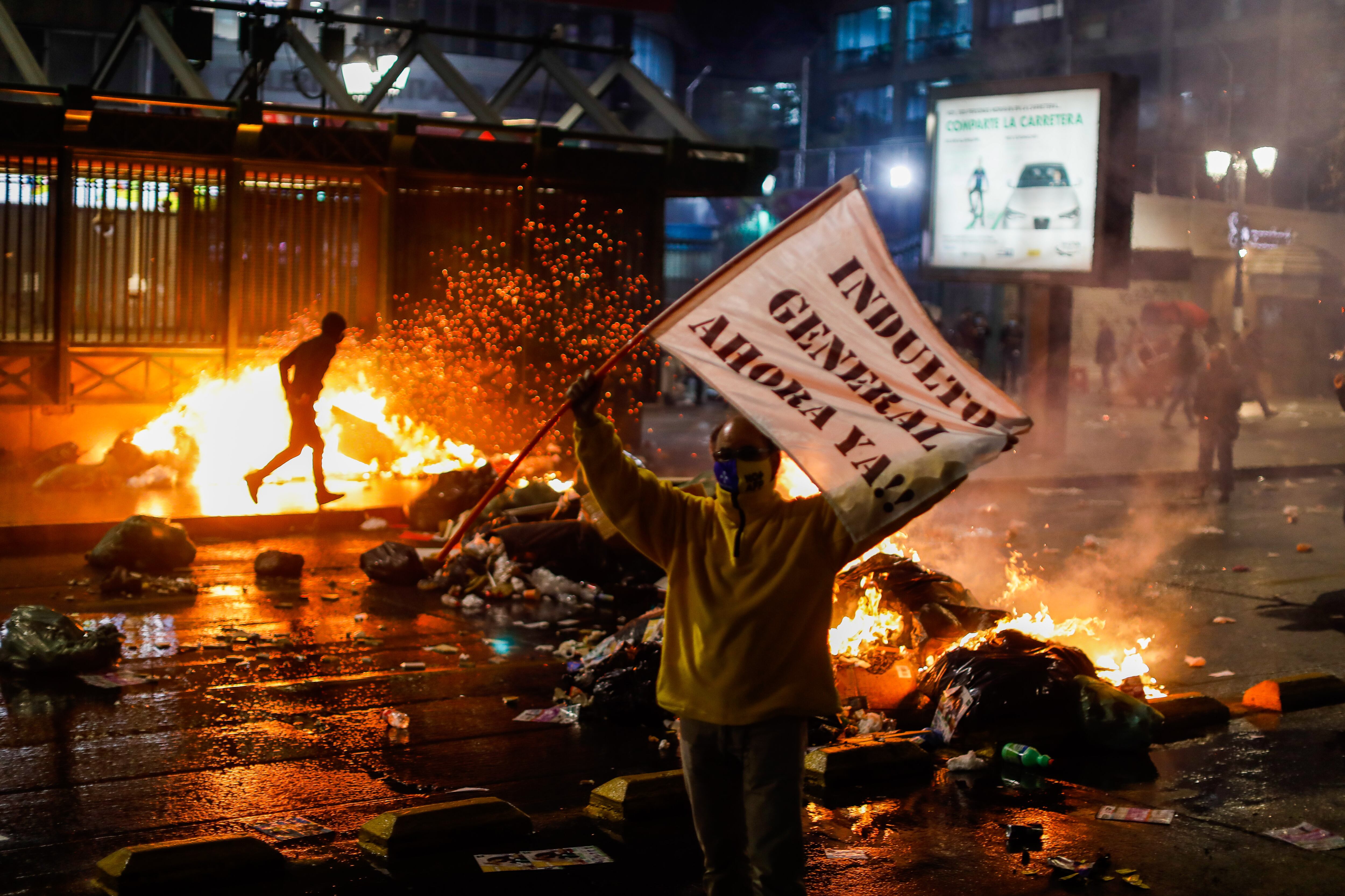 Parte de los incidentes que se registraron en la manifestación por los presos del estallido social. Foto: Agencia Uno