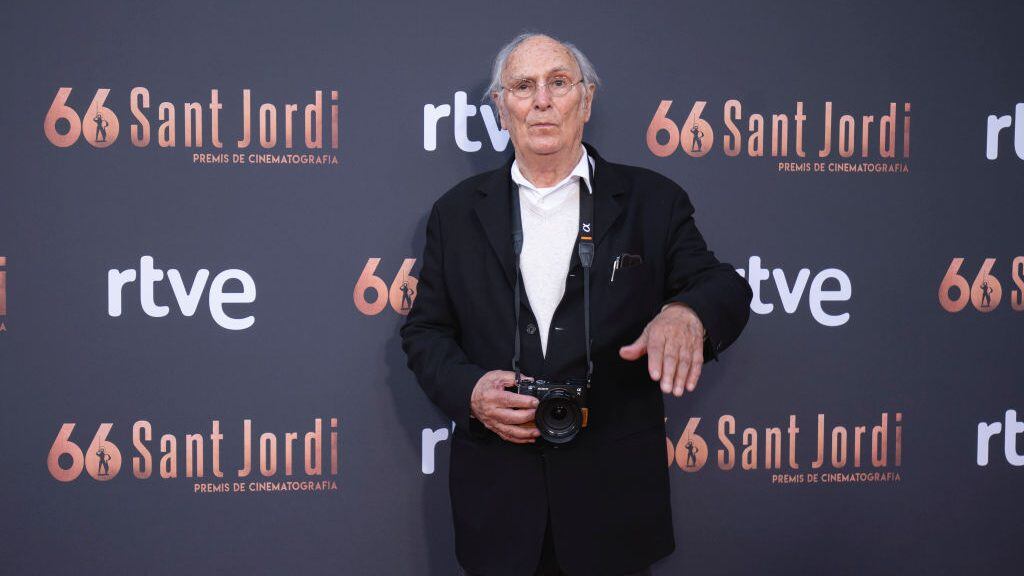 BARCELONA, SPAIN - APRIL 26: Carlos Saura poses on the red carpet of the RNE Sant Jordi Cinematography Awards 2022 on April 26, 2022 in Barcelona, Spain. (Photo by Xavi Torrent/Getty Images)