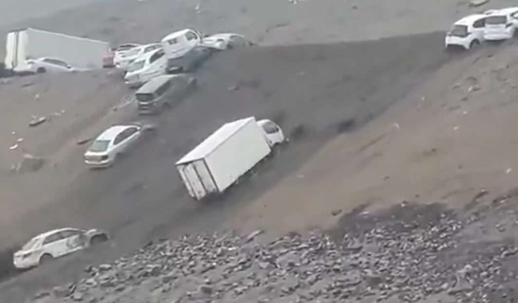 Aluvión en Iquique arrastra camiones en la Zofri